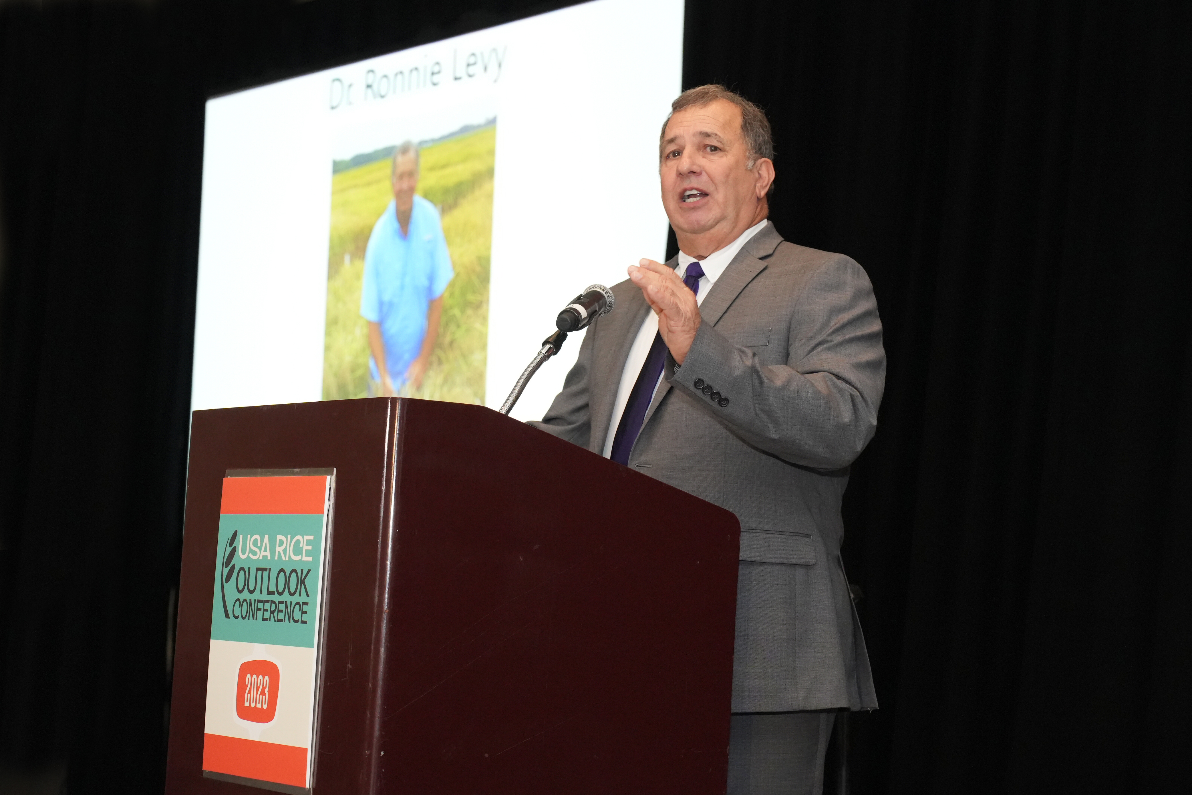 Louisiana’s rice specialist receives national rice award 